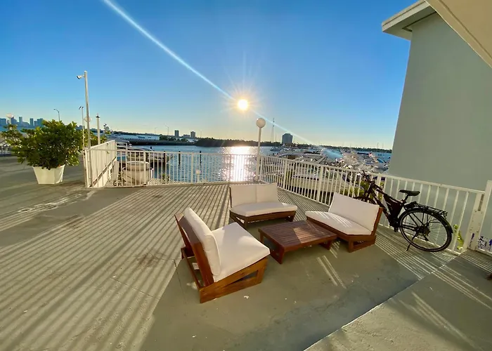 Luxurious Remodeled Direct Waterfront Apartment With Miami Skyline View And Outdoor Terrace Free Parking 5Min Drive To Miami Beach