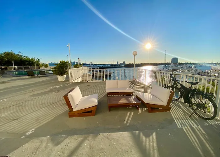 Luxurious Remodeled Direct Waterfront Apartment With Miami Skyline View And Outdoor Terrace Free Parking 5Min Drive To Miami Beach