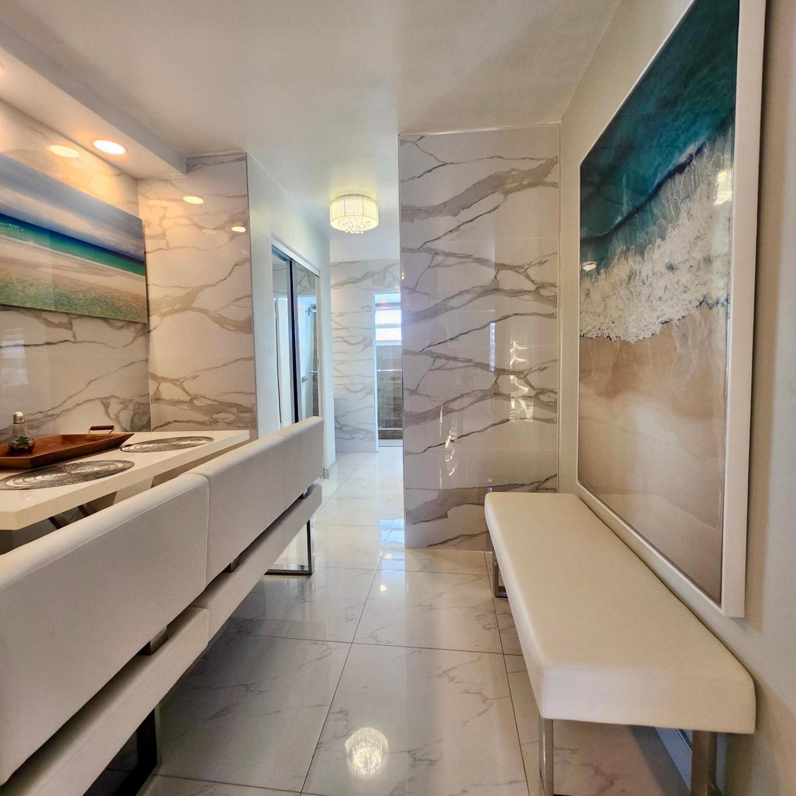 Apartment Luxurious Remodeled Direct Waterfront With Miami Skyline View And Outdoor Terrace Free Parking 5min Drive To Miami Miami Beach